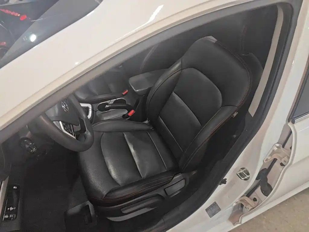 Hyundai Elantra — фото 14