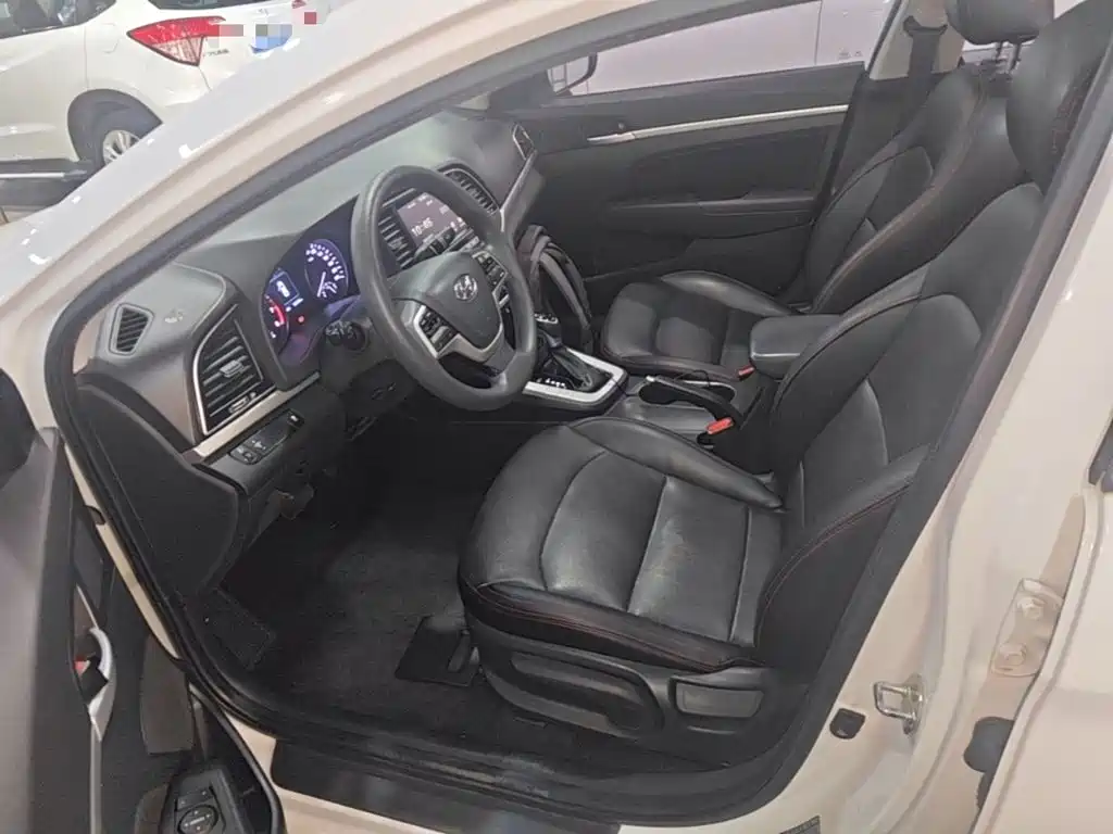 Hyundai Elantra — фото 15