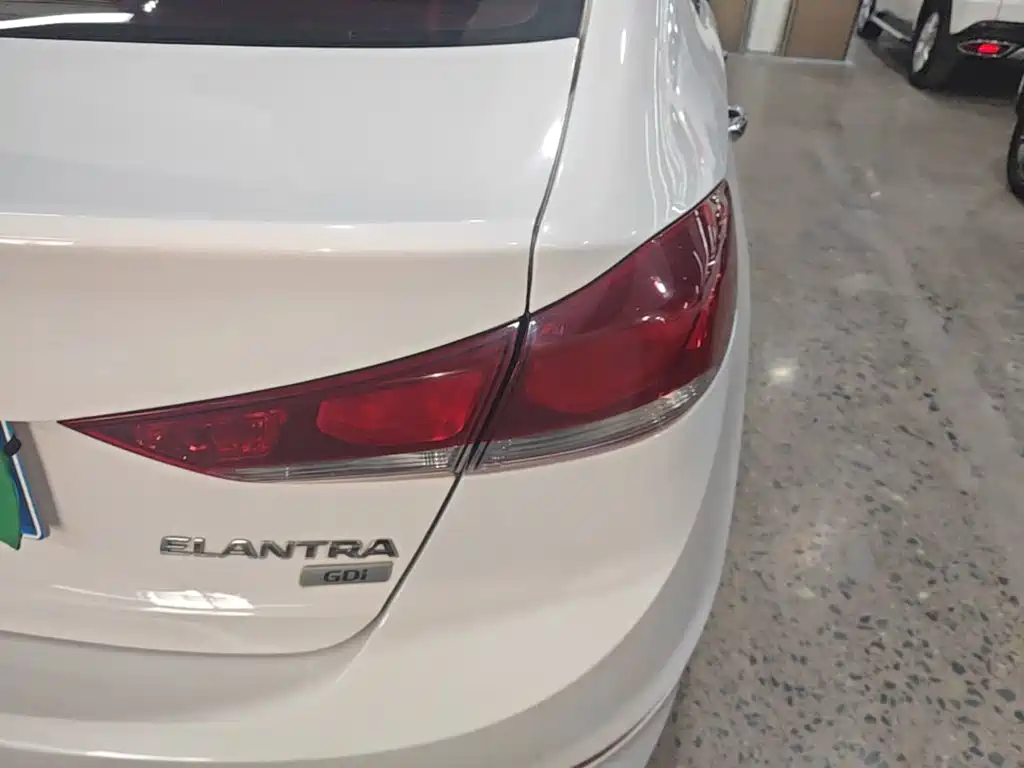 Hyundai Elantra — фото 7