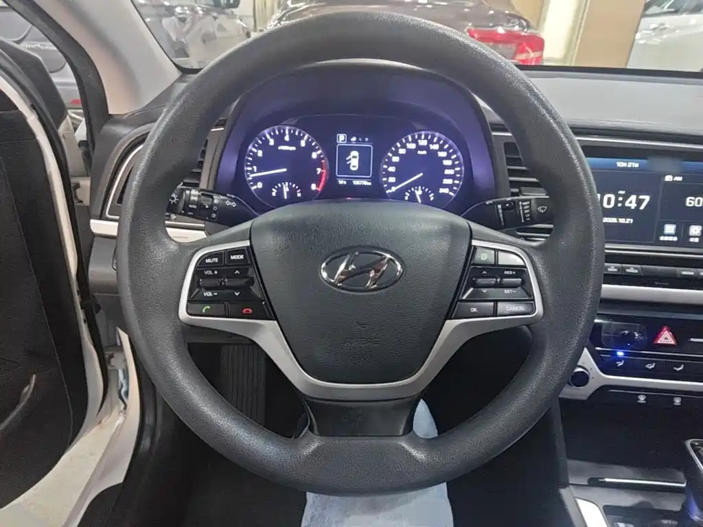 Hyundai Elantra — фото 10