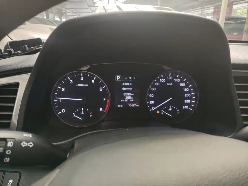 Hyundai Elantra — фото 11