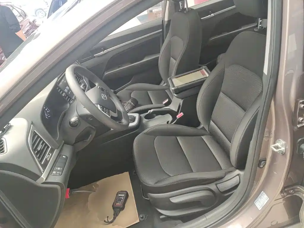 Hyundai Elantra — фото 14