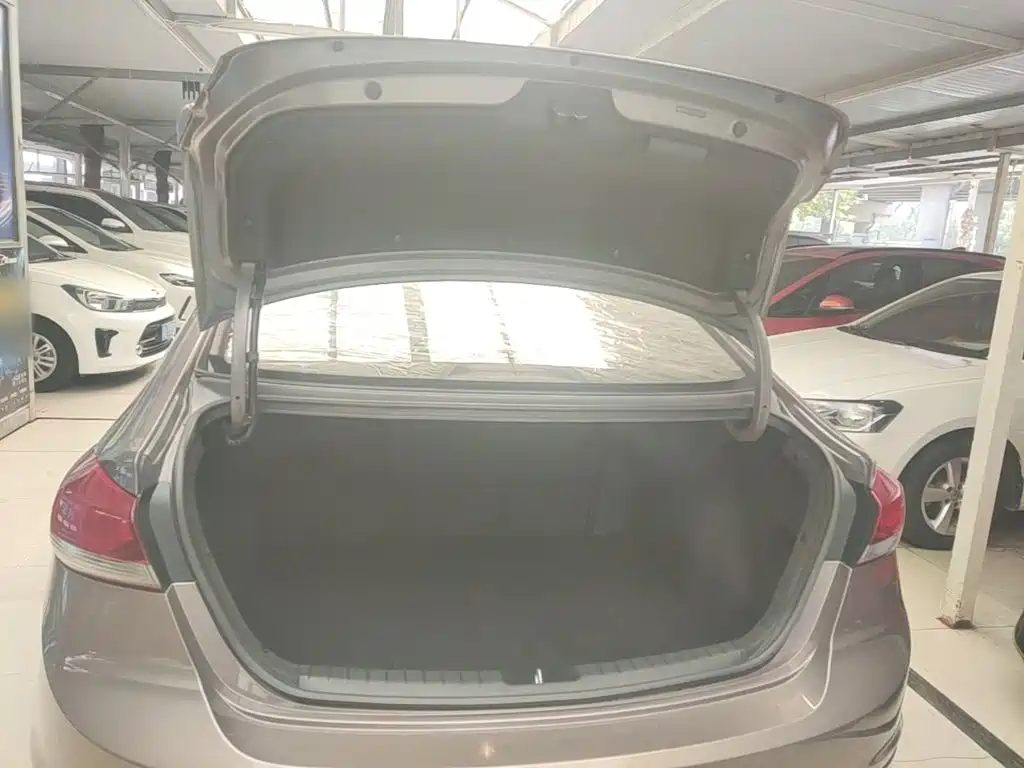 Hyundai Elantra — фото 18