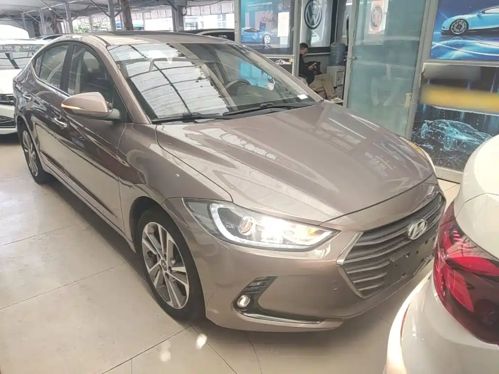 Hyundai Elantra — фото 3