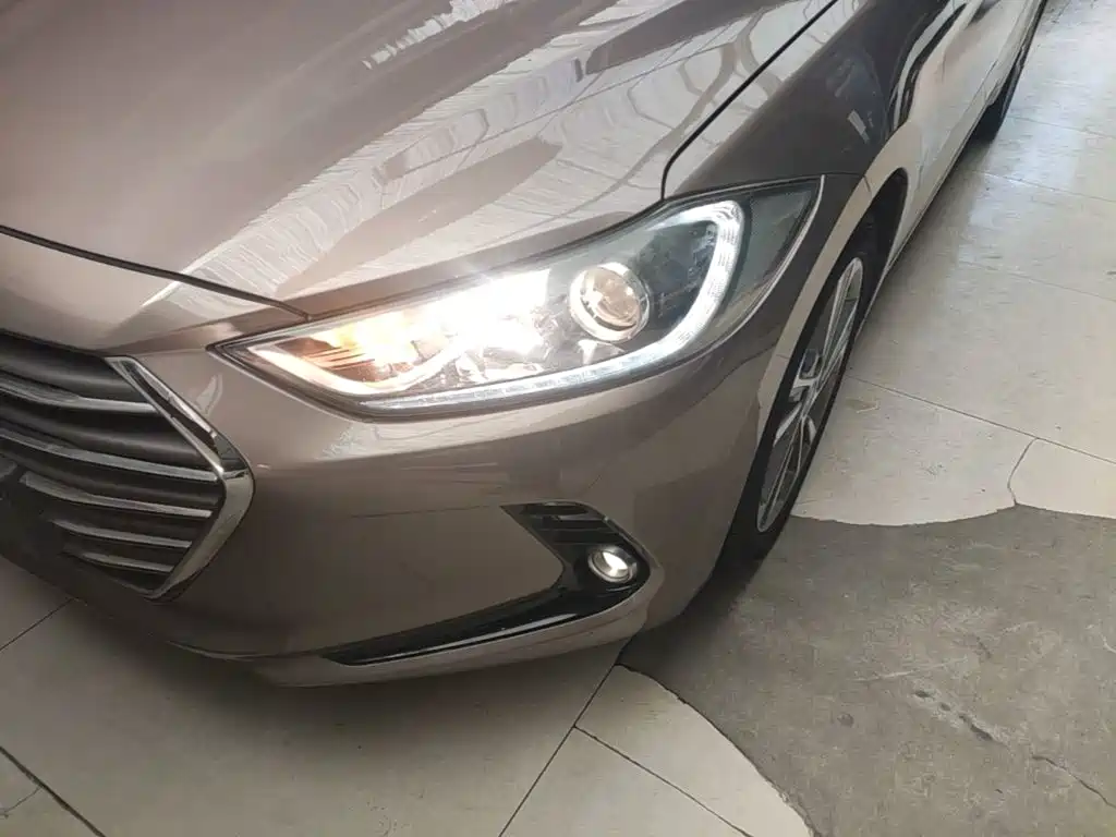 Hyundai Elantra — фото 23