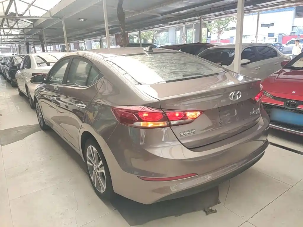 Hyundai Elantra — фото 4