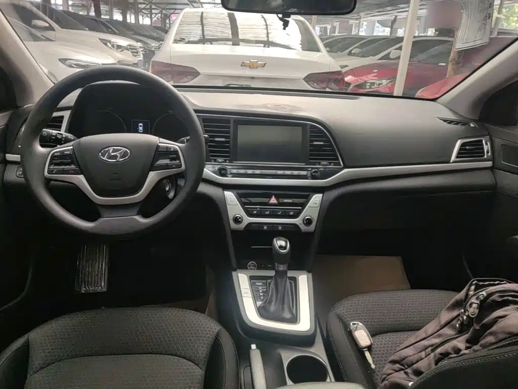 Hyundai Elantra — фото 9