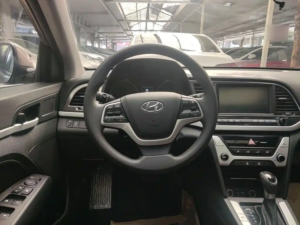 Hyundai Elantra — фото 10