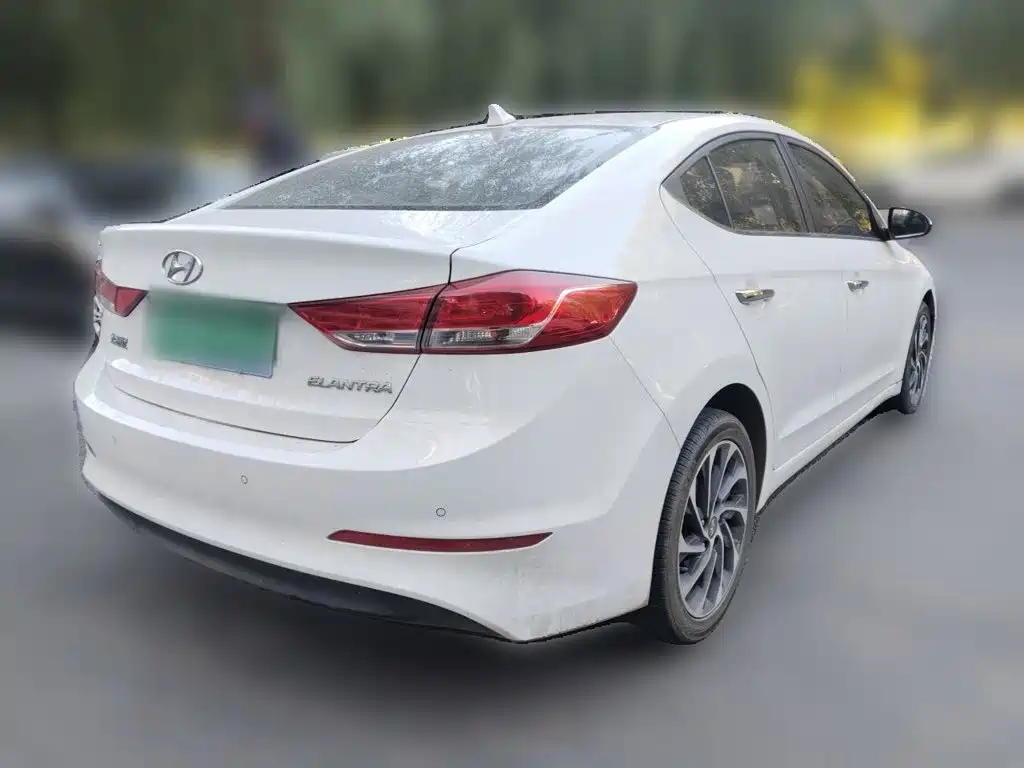 Hyundai Elantra — фото 4