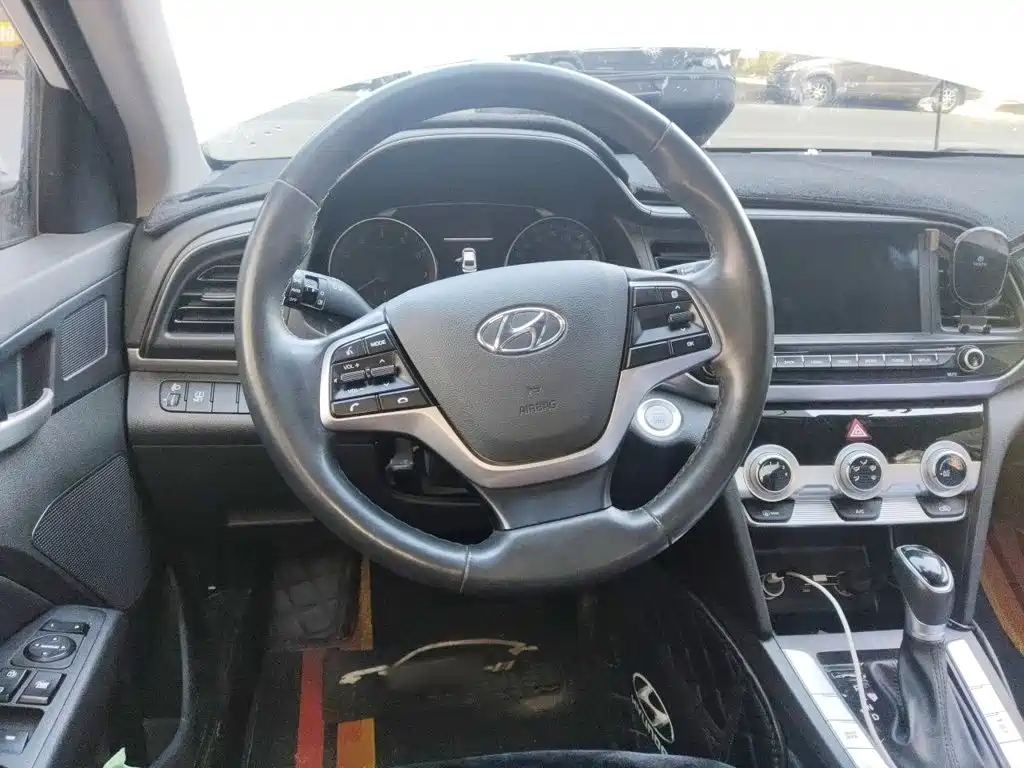 Hyundai Elantra — фото 6