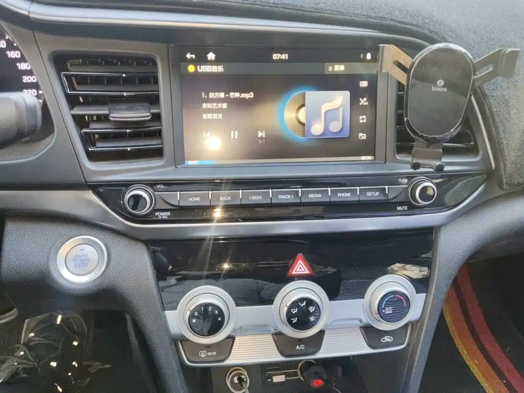 Hyundai Elantra — фото 9