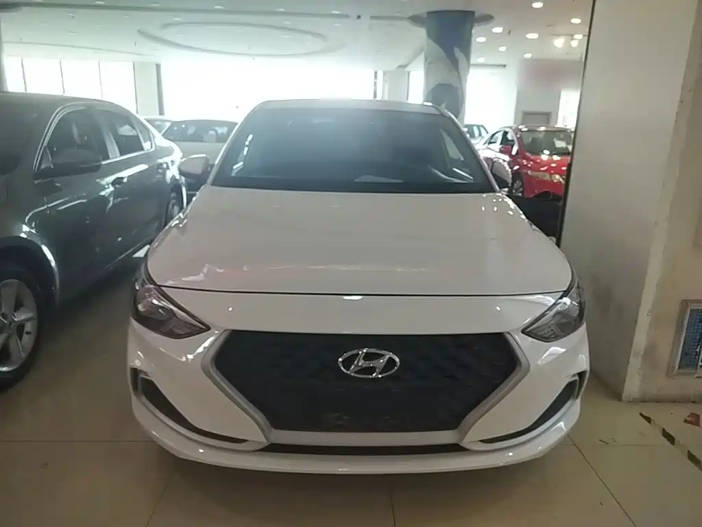 Hyundai Elantra — фото 2