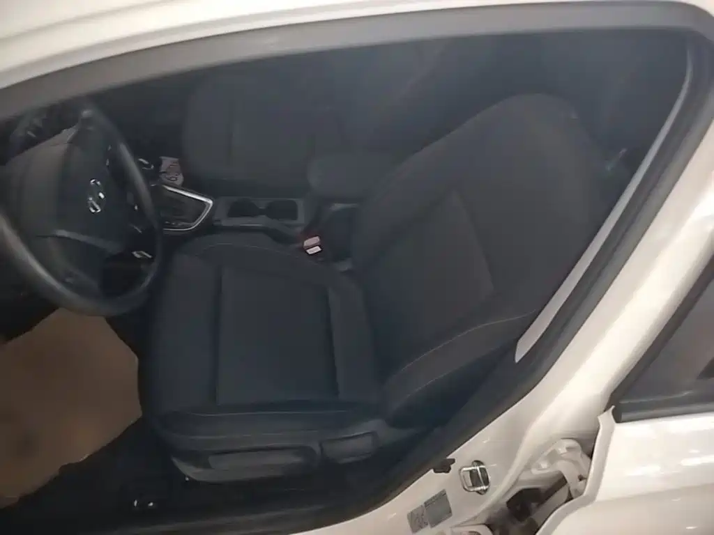 Hyundai Elantra — фото 14