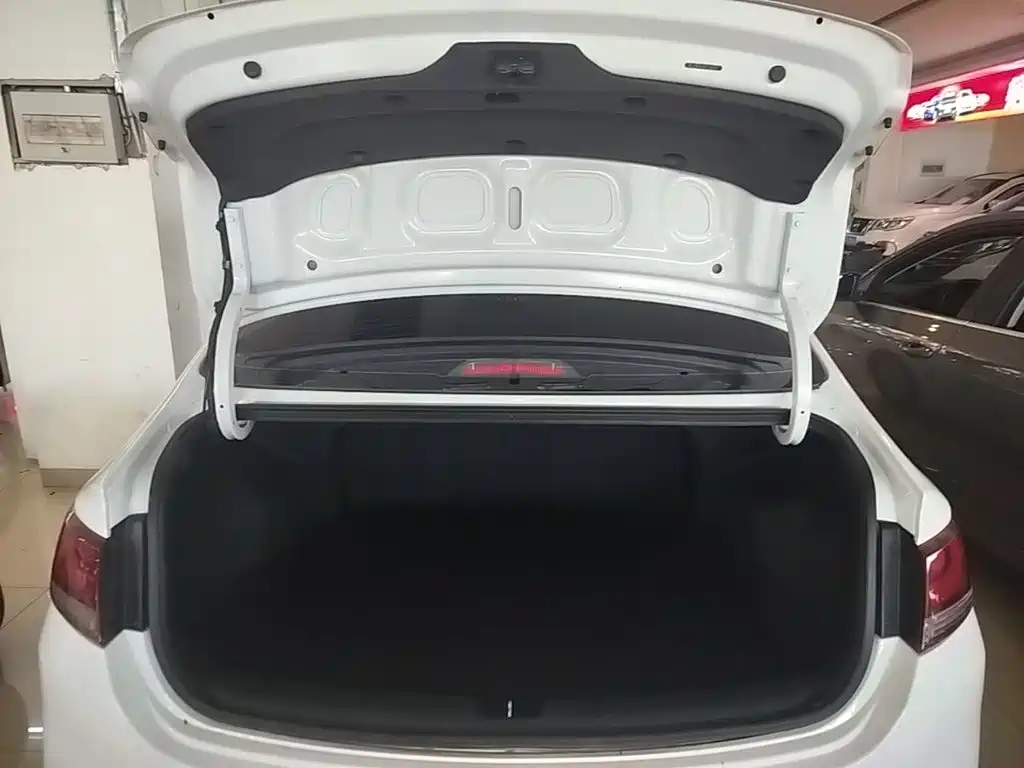 Hyundai Elantra — фото 18