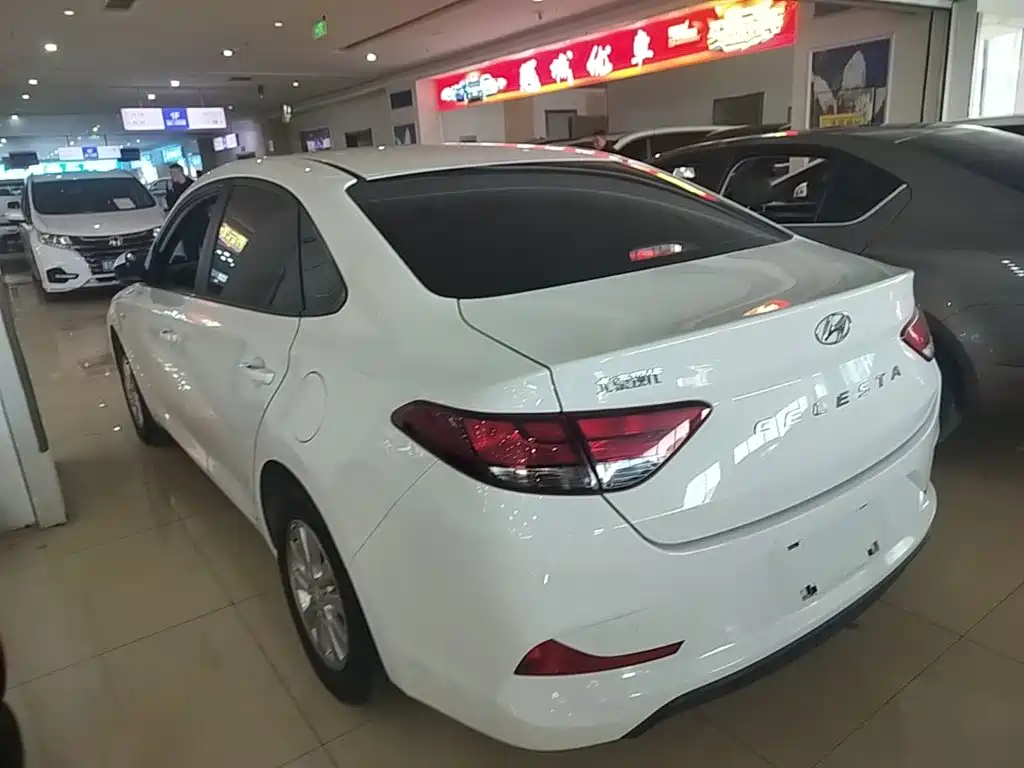 Hyundai Elantra — фото 4
