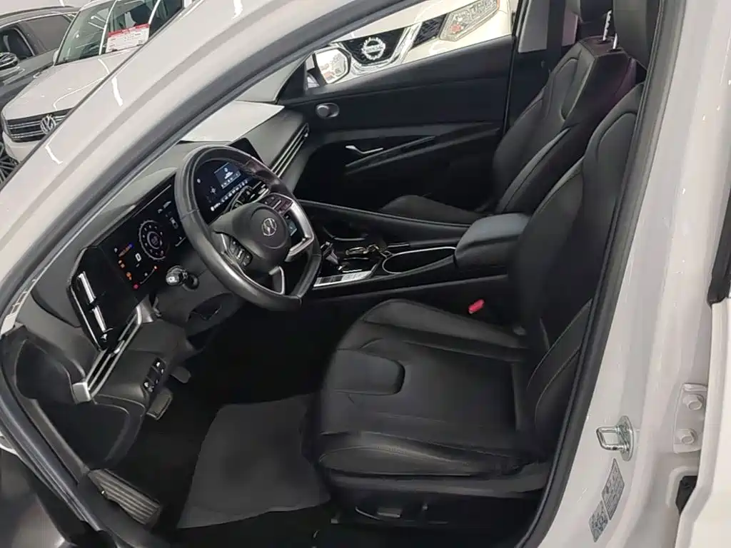 Hyundai Elantra — фото 14
