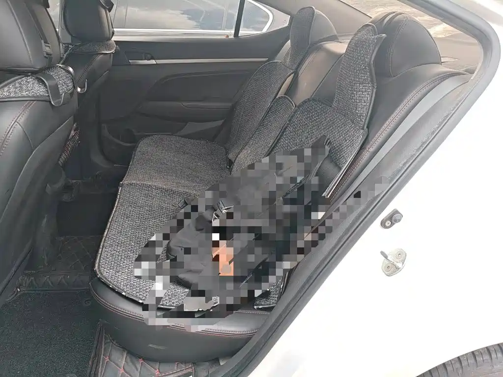 Hyundai Elantra — фото 13