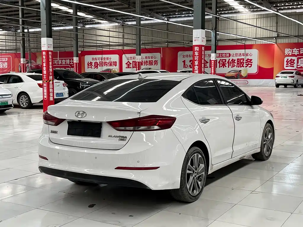 Hyundai Elantra — фото 11