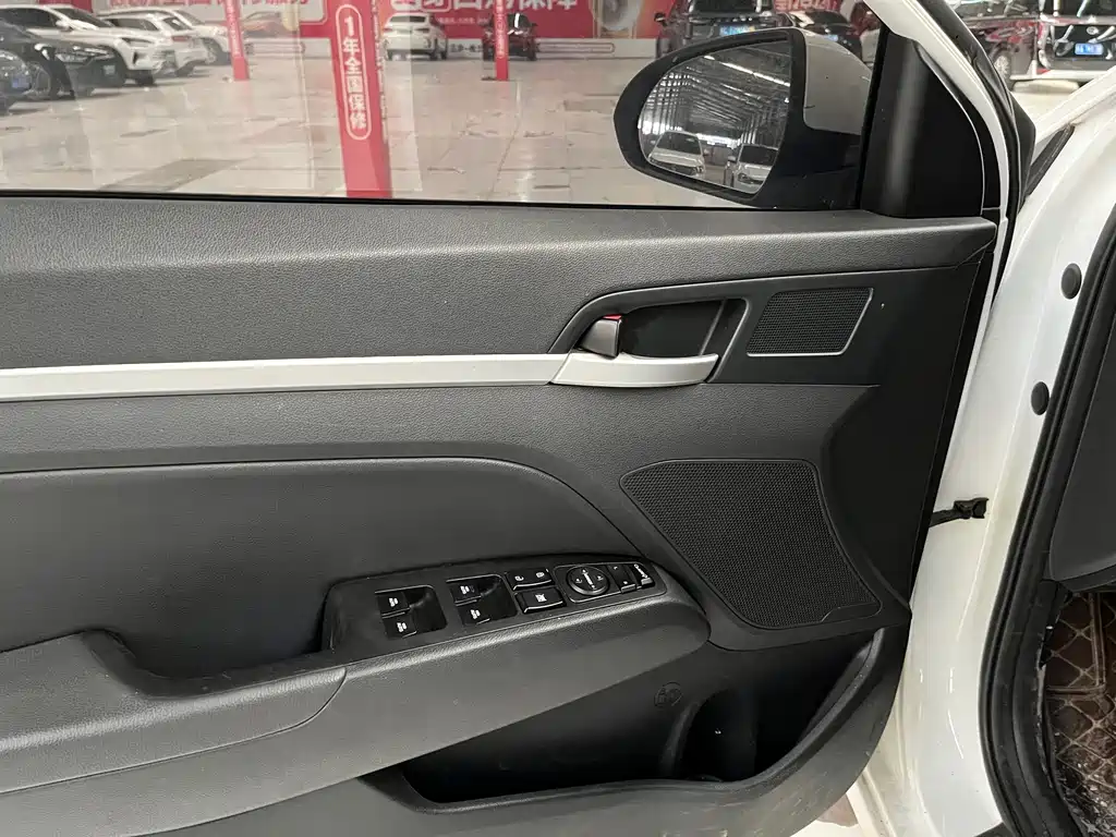 Hyundai Elantra — фото 3