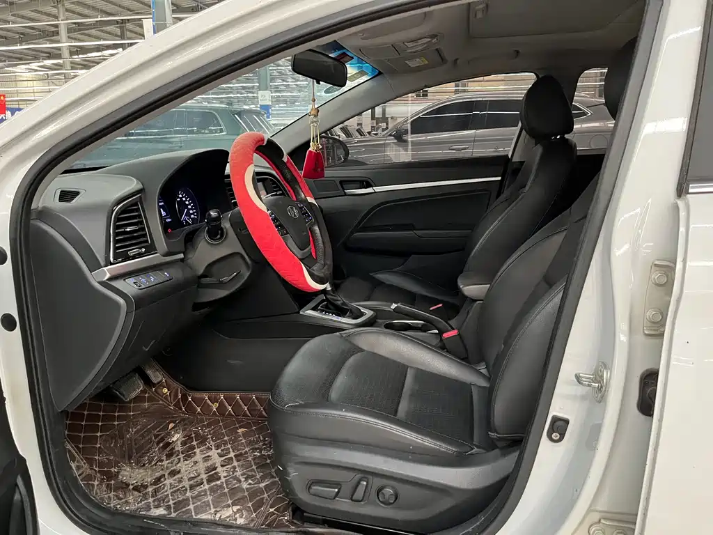 Hyundai Elantra — фото 4