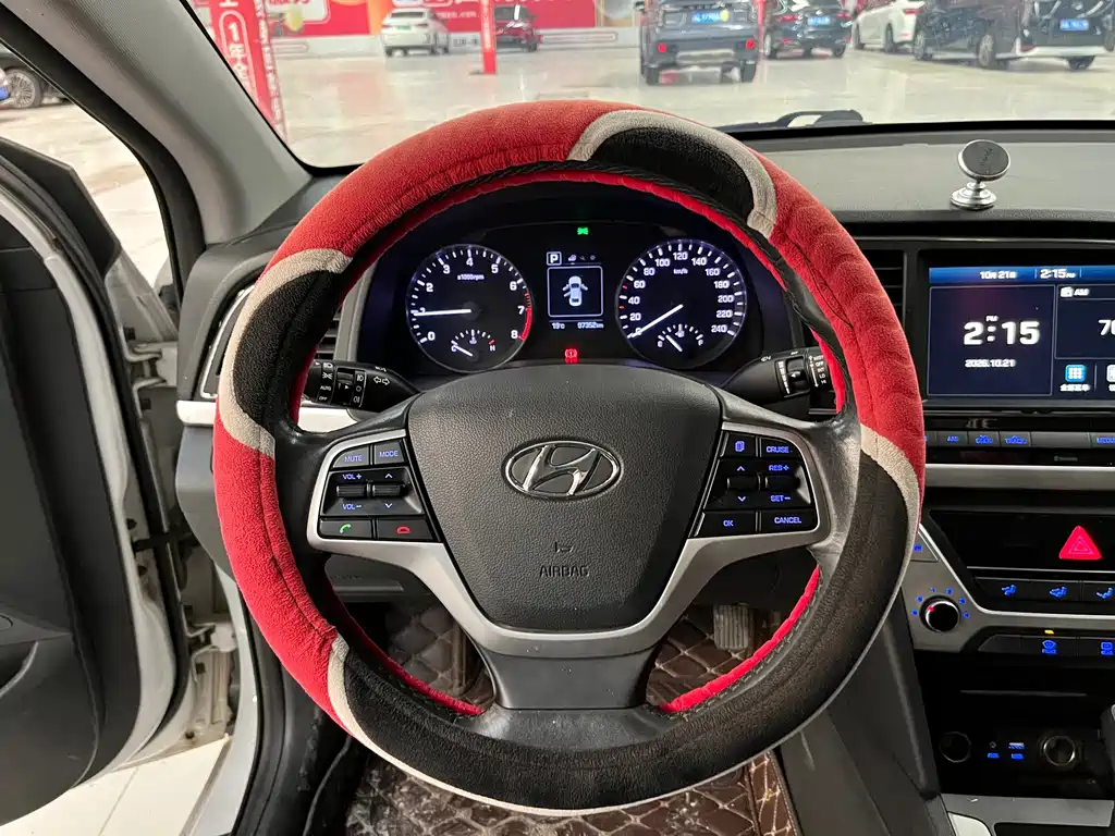 Hyundai Elantra — фото 5
