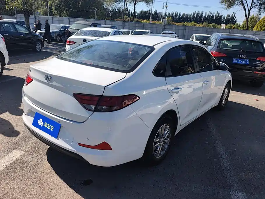 Hyundai Elantra — фото 3