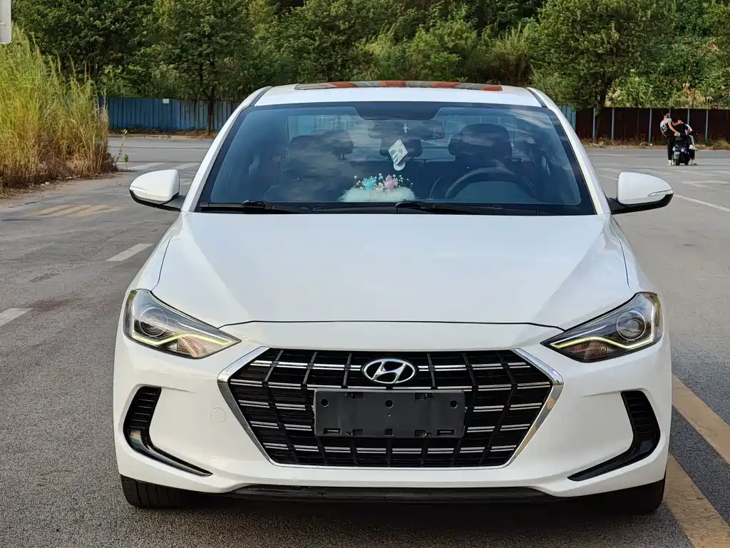 Hyundai Elantra — фото 2