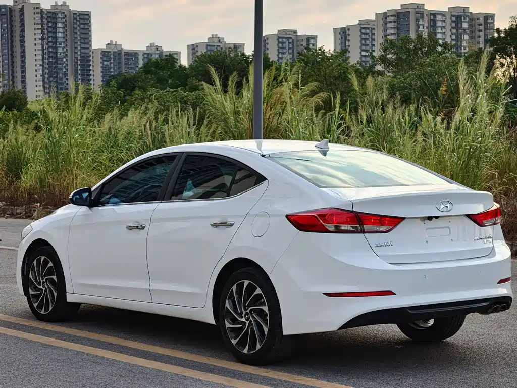 Hyundai Elantra — фото 4