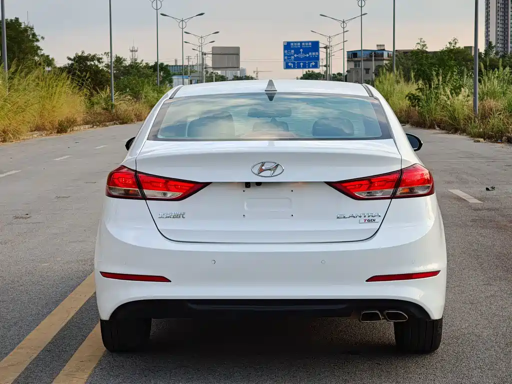 Hyundai Elantra — фото 5