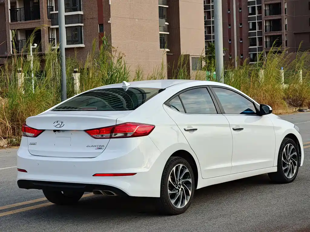 Hyundai Elantra — фото 6
