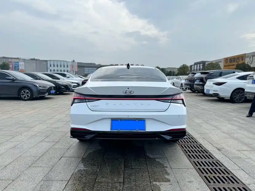 Hyundai Elantra — фото 11