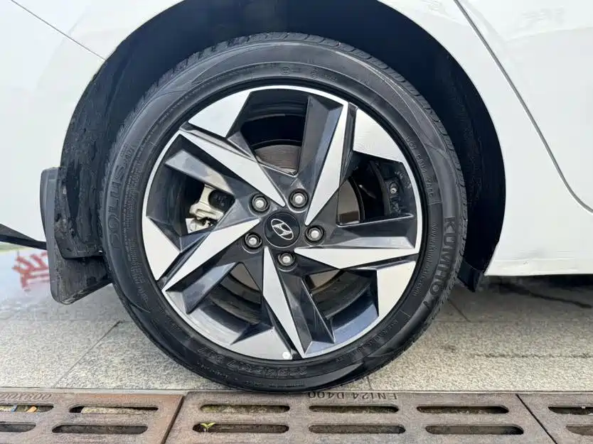 Hyundai Elantra — фото 7