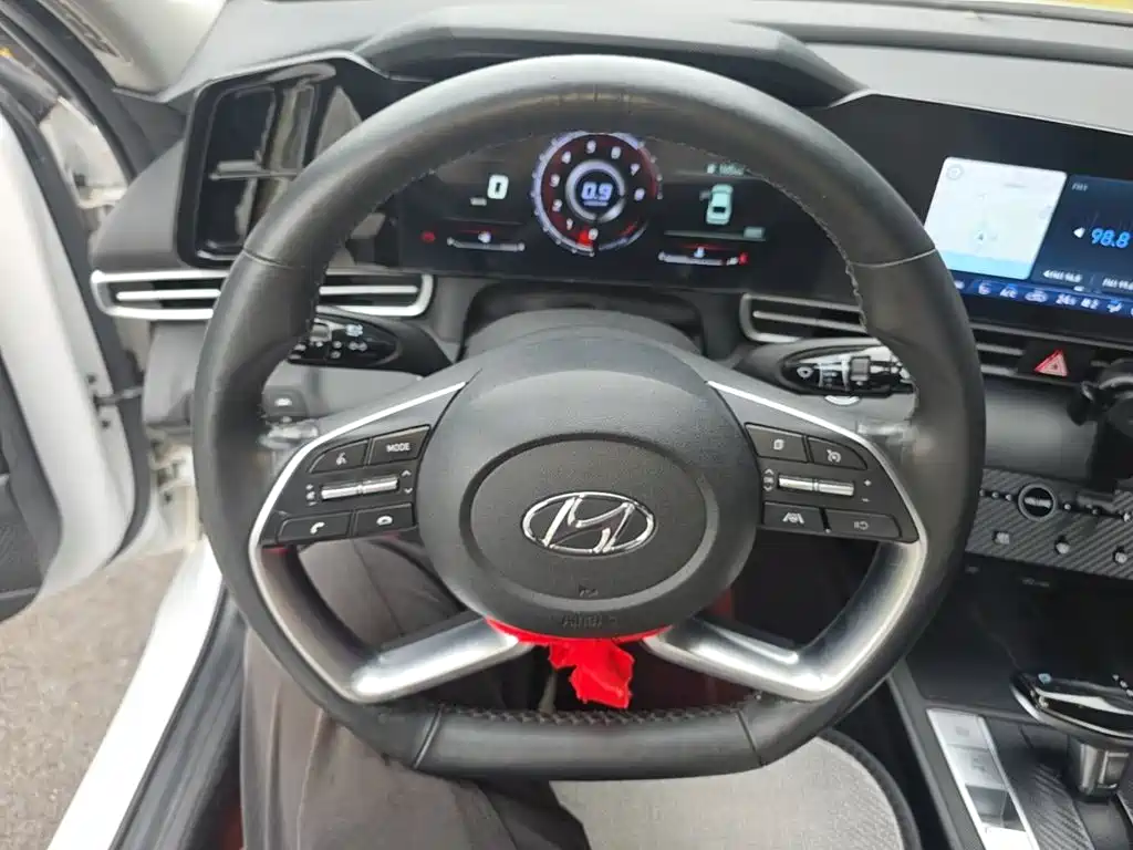 Hyundai Elantra — фото 10