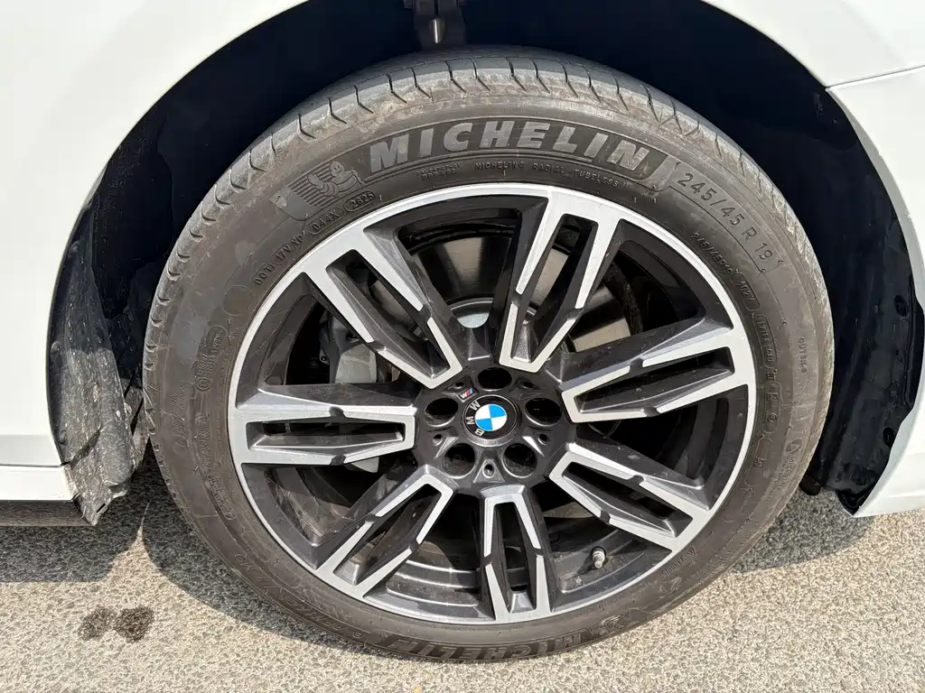 BMW 5 Series — фото 17