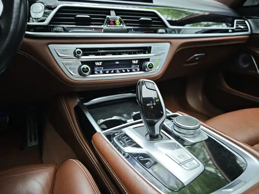 BMW 7 Series — фото 11