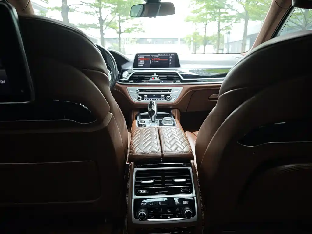 BMW 7 Series — фото 10