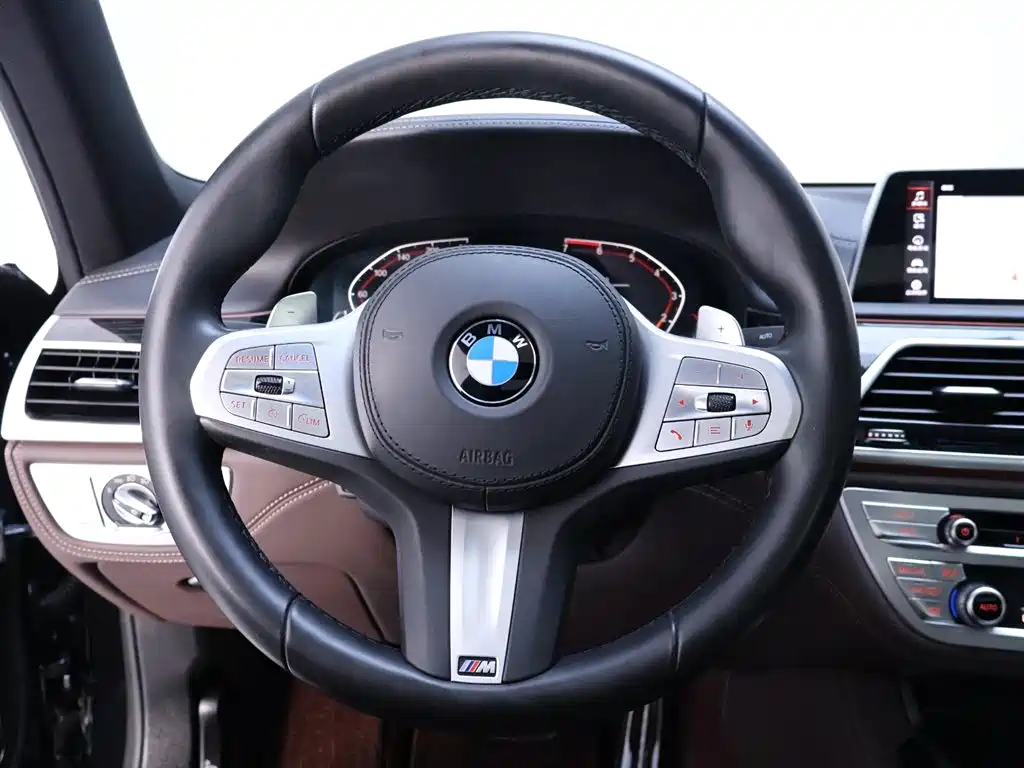 BMW 7 Series — фото 16