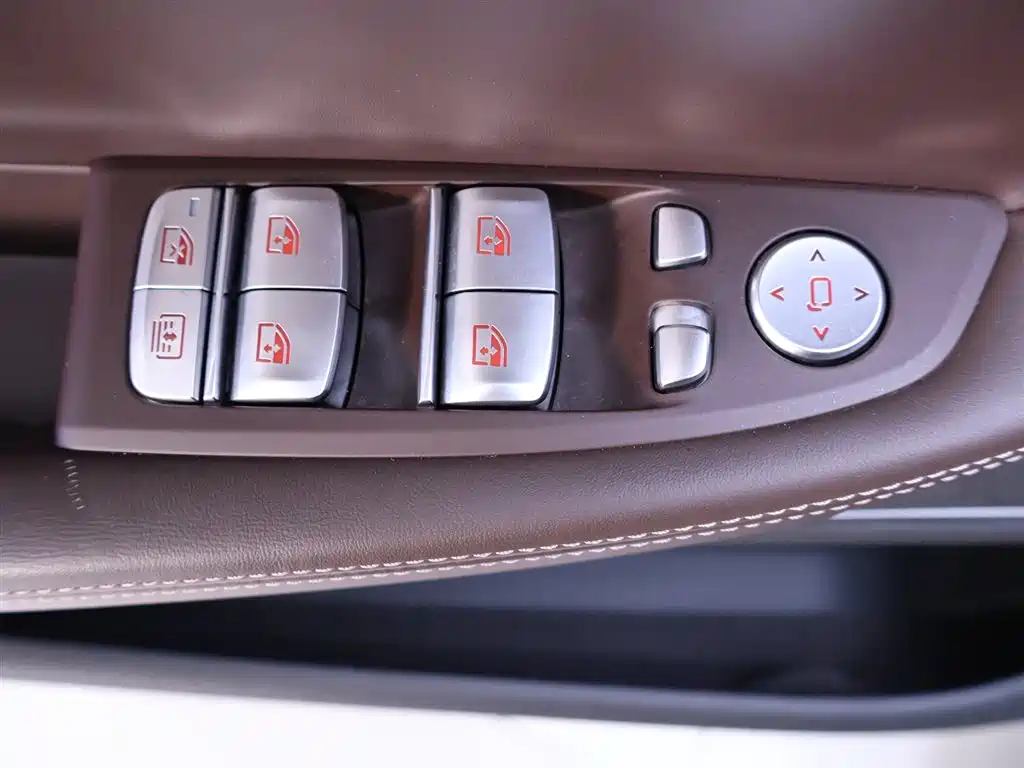 BMW 7 Series — фото 17