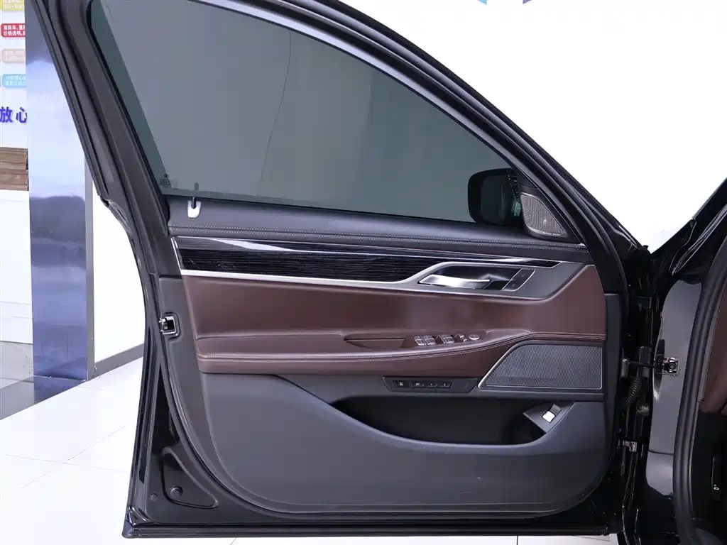 BMW 7 Series — фото 19