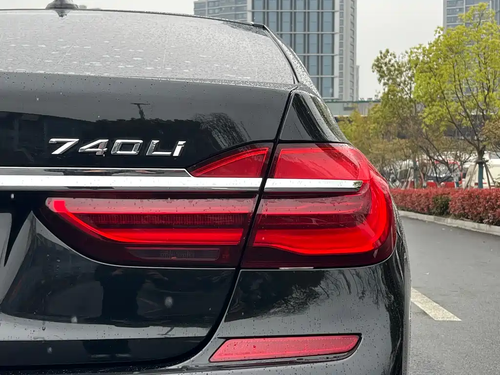 BMW 7 Series — фото 18
