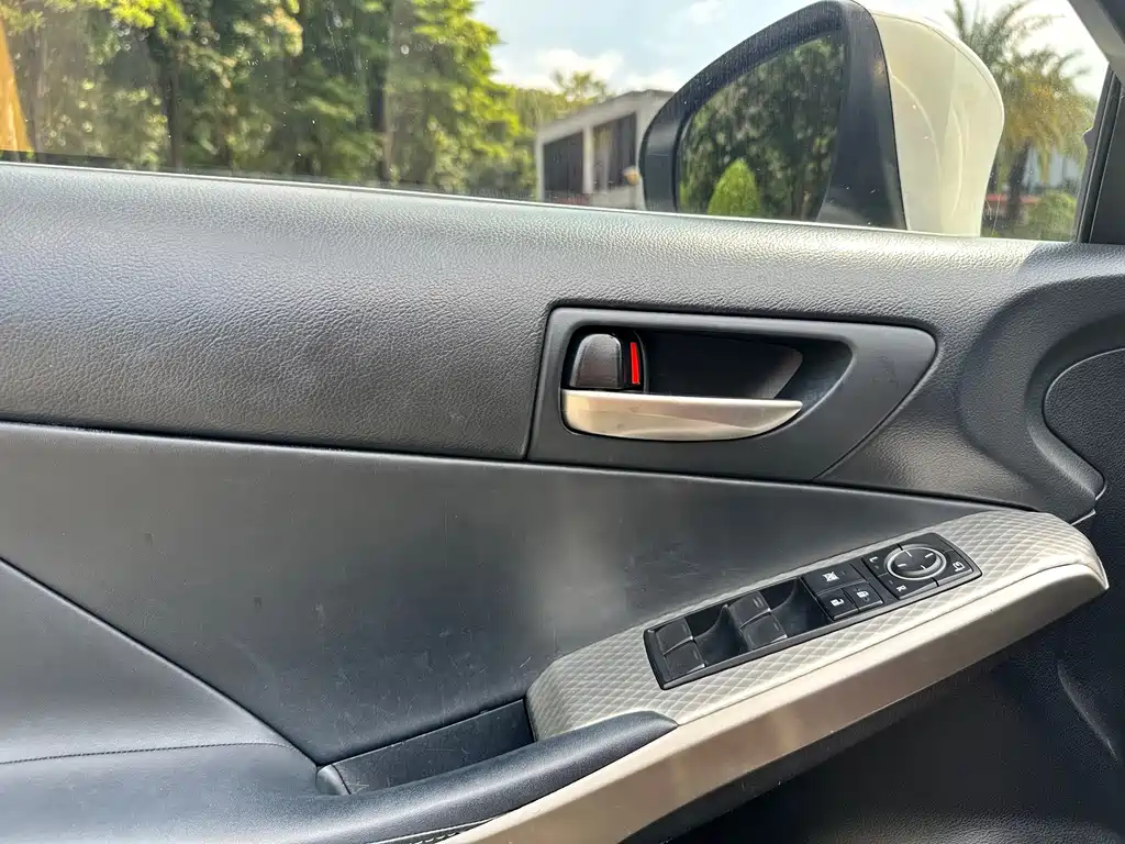 Lexus IS — фото 10