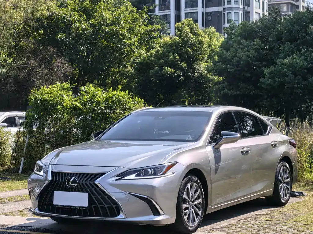 Lexus ES — фото 1