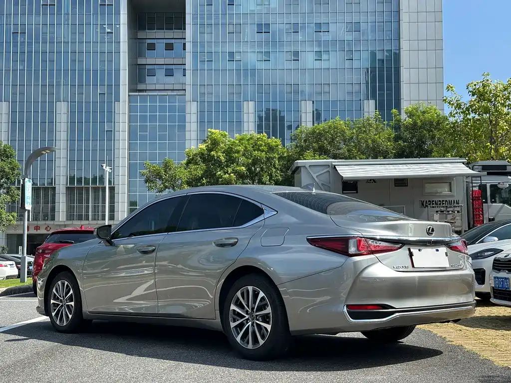 Lexus ES — фото 11