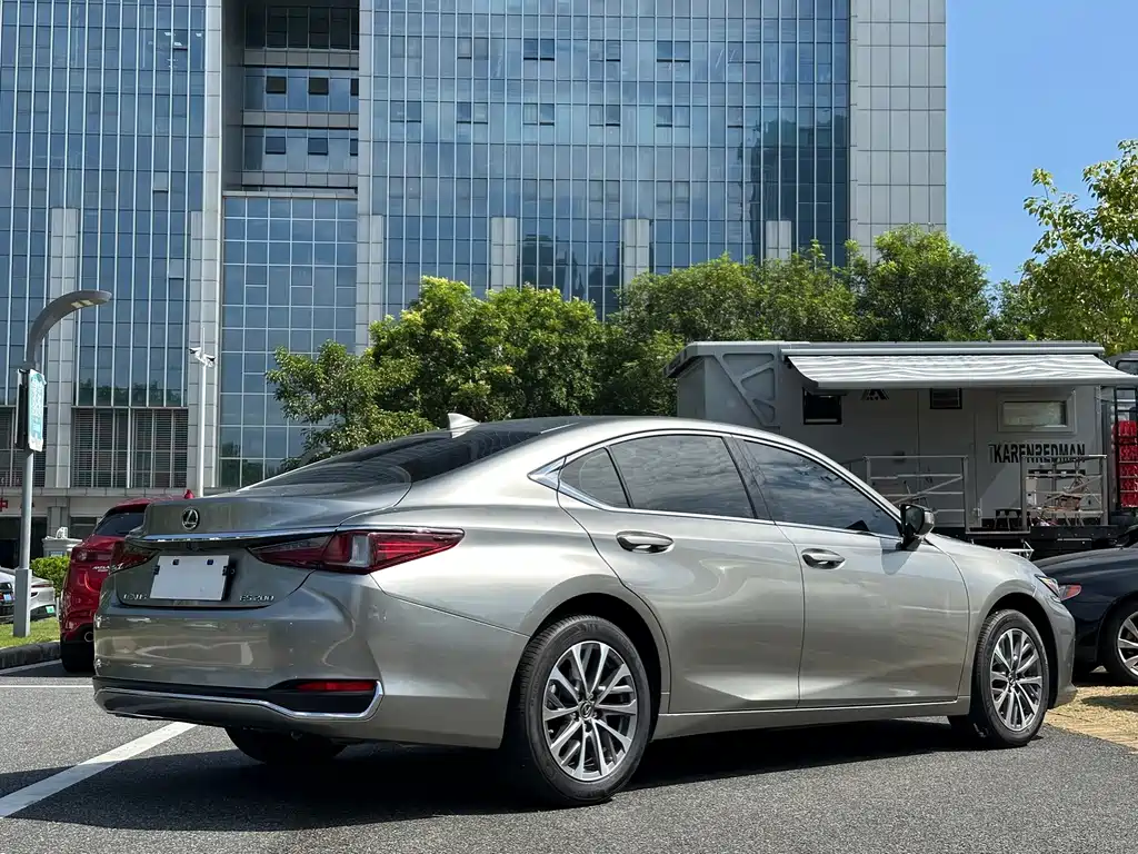 Lexus ES — фото 13
