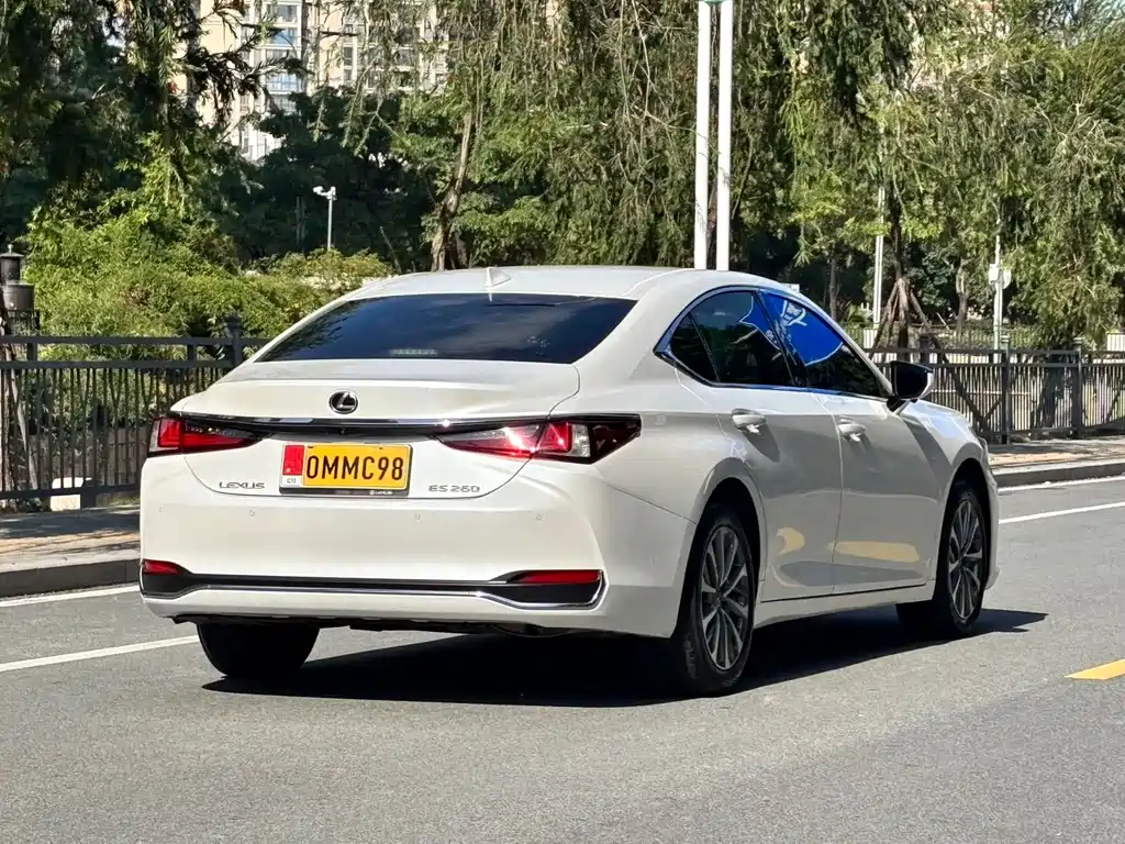 Lexus ES — фото 8