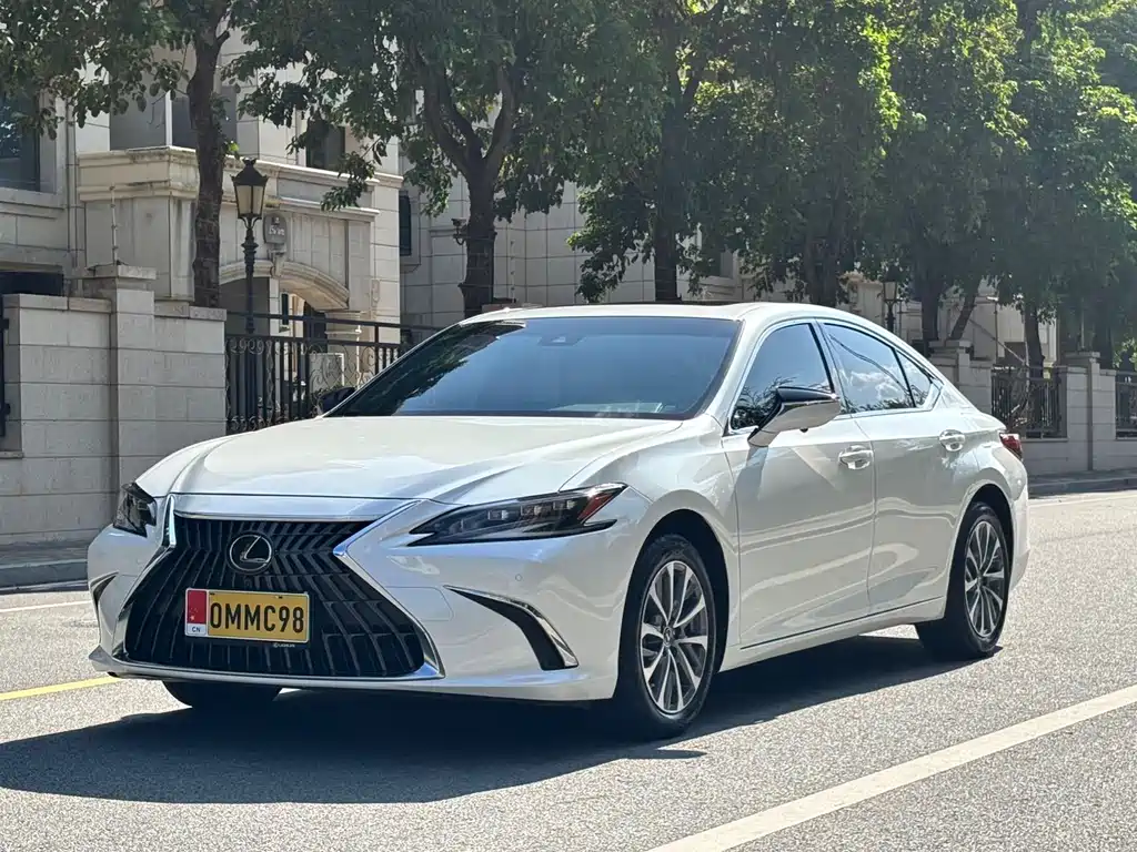 Lexus ES — фото 1