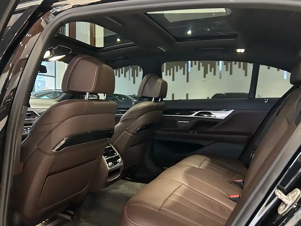 BMW 7 Series — фото 18