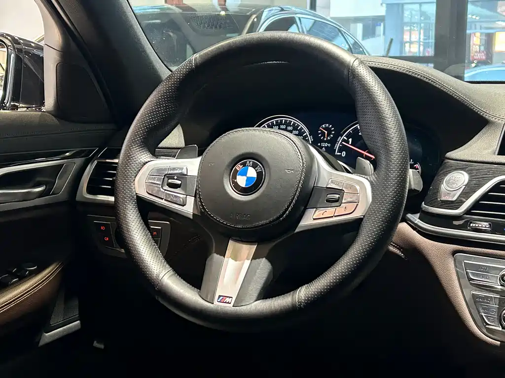 BMW 7 Series — фото 24