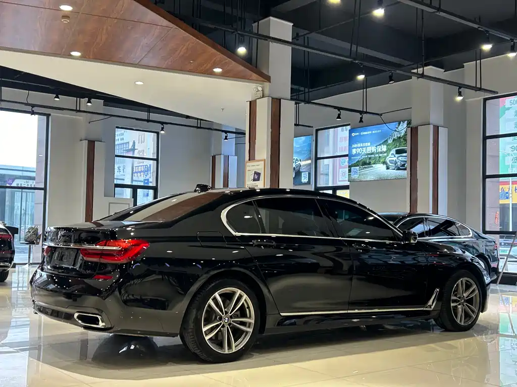 BMW 7 Series — фото 27