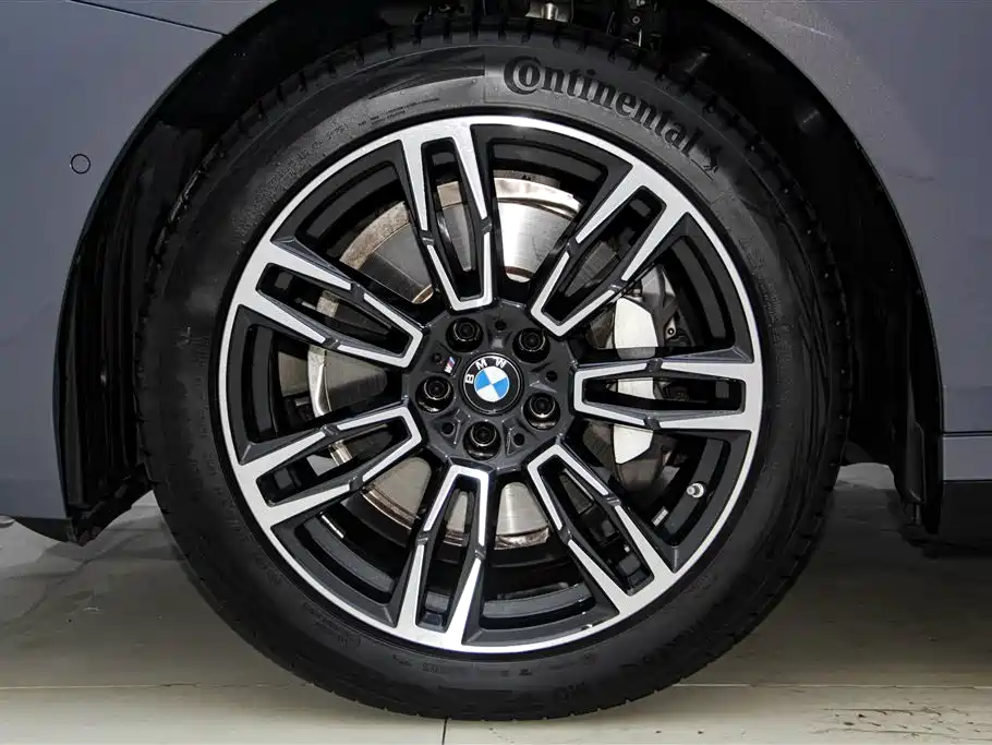 BMW 5 Series — фото 11